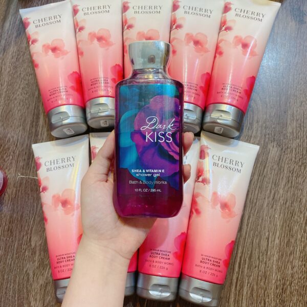 Sữa Tắm Bath & Body Works Dark Kiss 295ml - Image 2