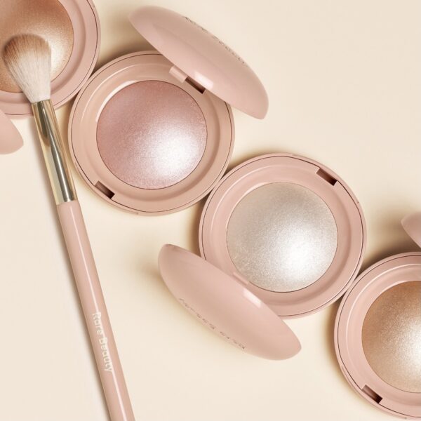 Phấn Bắt Sáng Rare Beauty Positive Light Silky Touch - Image 4